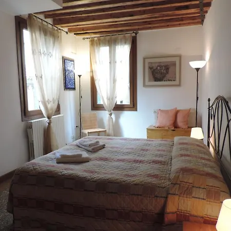 San Bortolomio Near Suso Ice-cream * البندقية